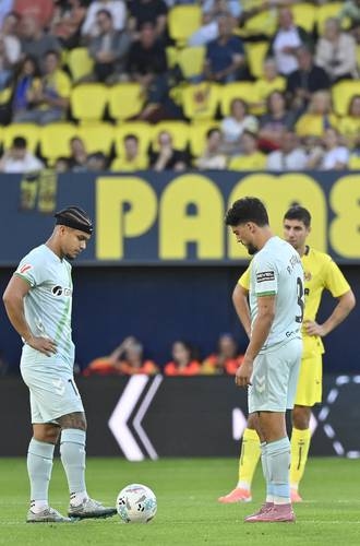 Entre protestas de jugadores, el Barça logra sufrida victoria