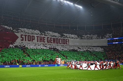 Torcedores do Galatasaray protestam contra o genocídio contra os palestinos