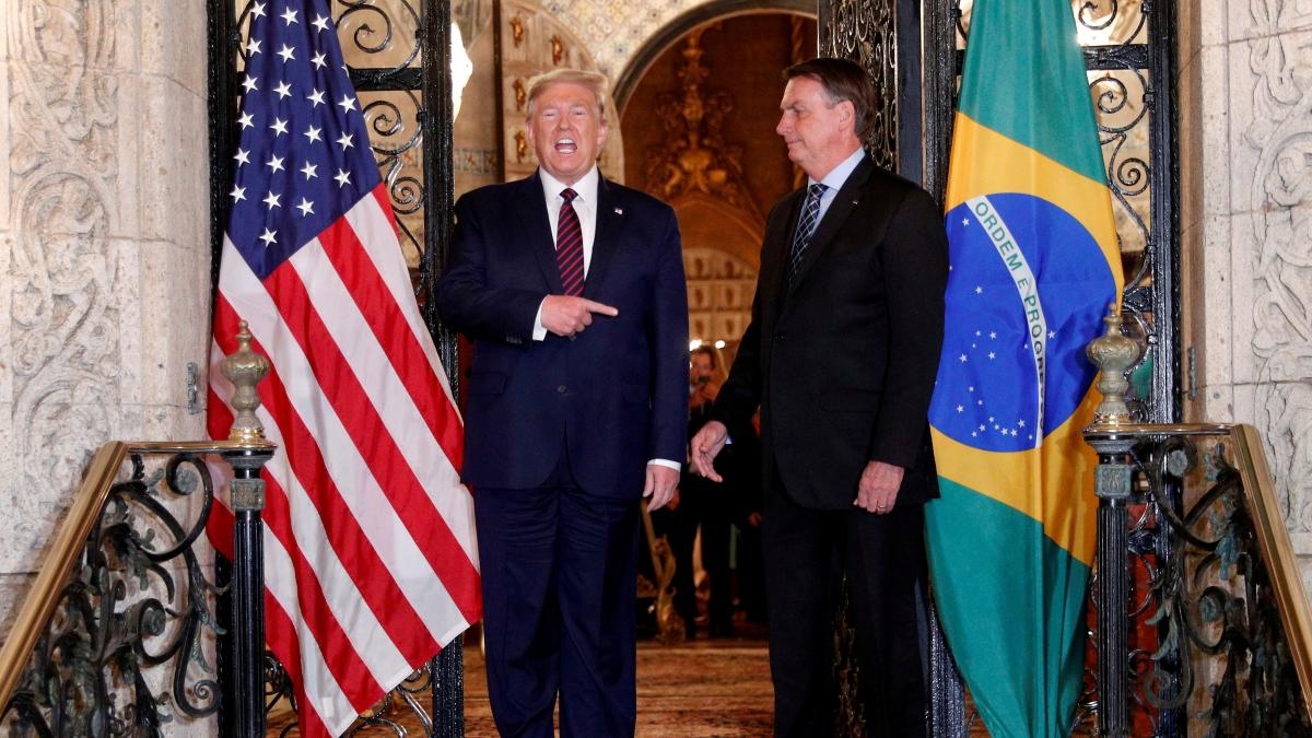 Trump ogłasza nowe cła, w tym 50-procentowe cło na Brazylię w związku z procesem Bolsonaro.
