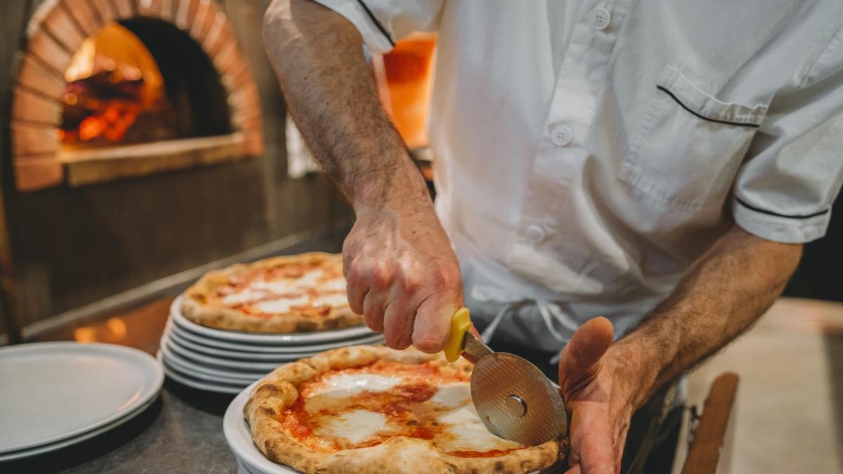 Pizzanın sadece kabuğunu yiyen adam