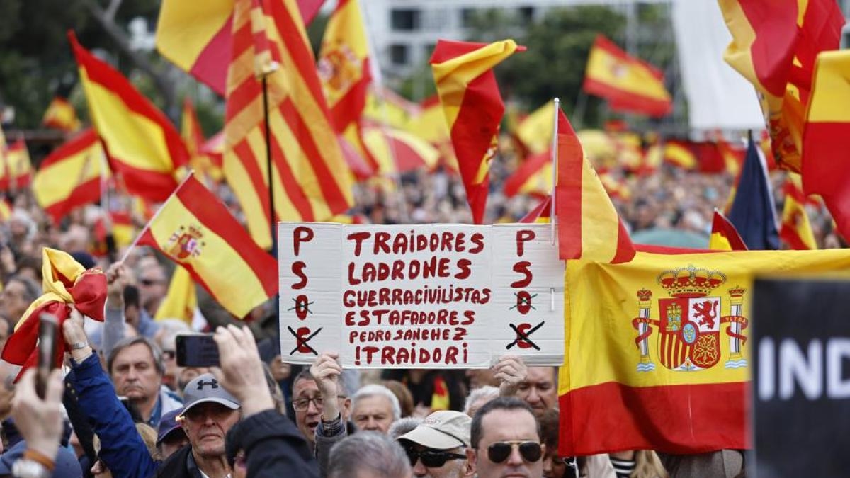 Migliaia di persone chiedono le dimissioni di Sánchez in una manifestazione per l'interruzione di corrente