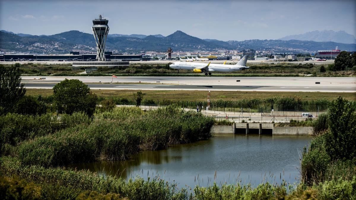 Illa appears today to explain the proposed expansion of El Prat Airport.