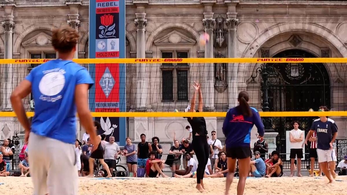 Giocare a pallavolo nel cuore storico di Parigi