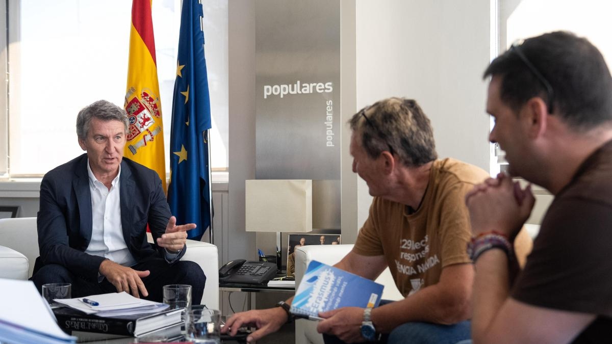 Feijóo mediates with the victims of the Dana and avoids questioning Mazón