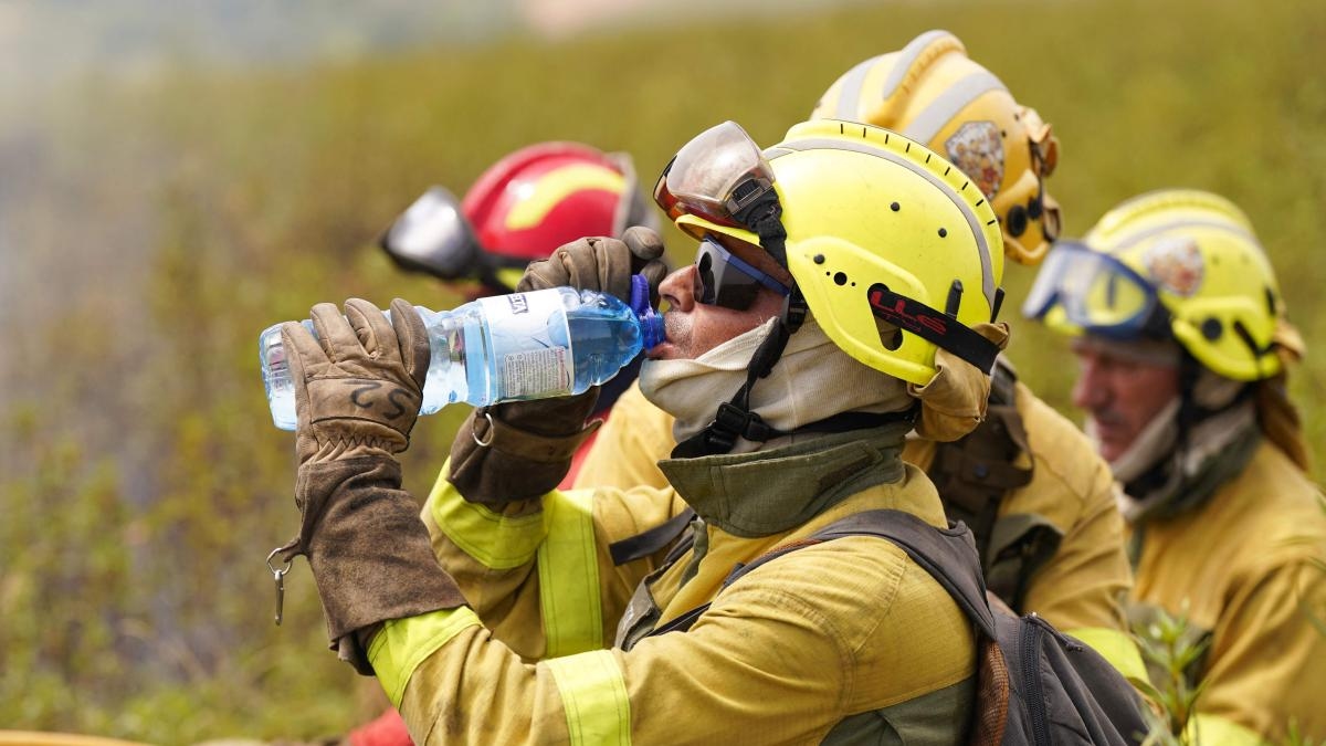 Os incêndios estão alimentando a raiva política e reacendendo as tensões entre o governo e o Partido Popular.