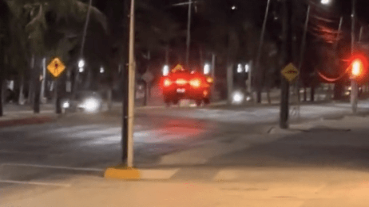 Ele registra carros passando por um buraco sem sinalização vindo de um posto de gasolina, e as pessoas ficam surpresas: "Depois disso, o rádio caiu".