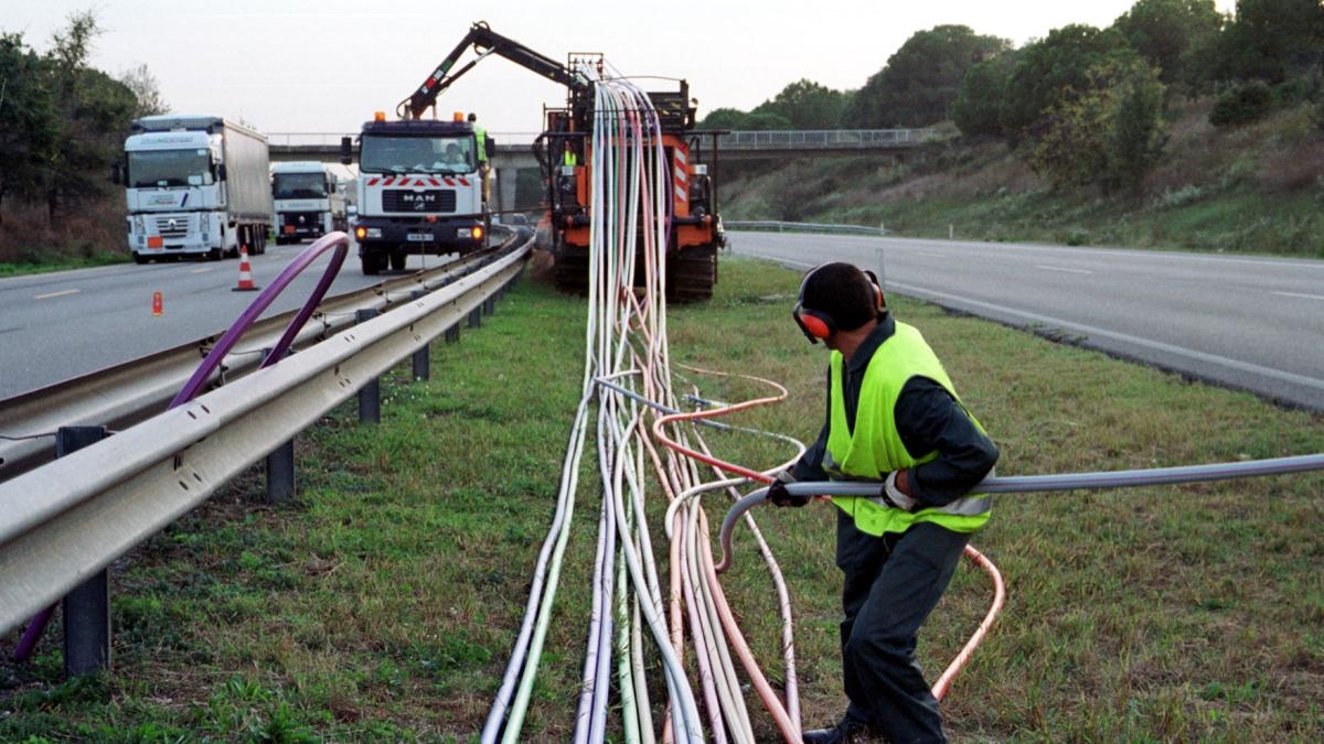 Gigantes de investimentos globais estão lançando uma oferta por fibra óptica espanhola.