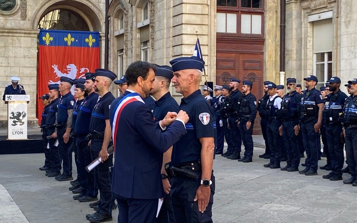 In Lyon wird das Rathaus eine dreijährige „Dienstverpflichtung“ für seine städtischen Polizeibeamten einführen.