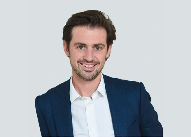 En una jugada inesperada en Lyon: Alexandre Aulas intenta un mate en el Astroballe.