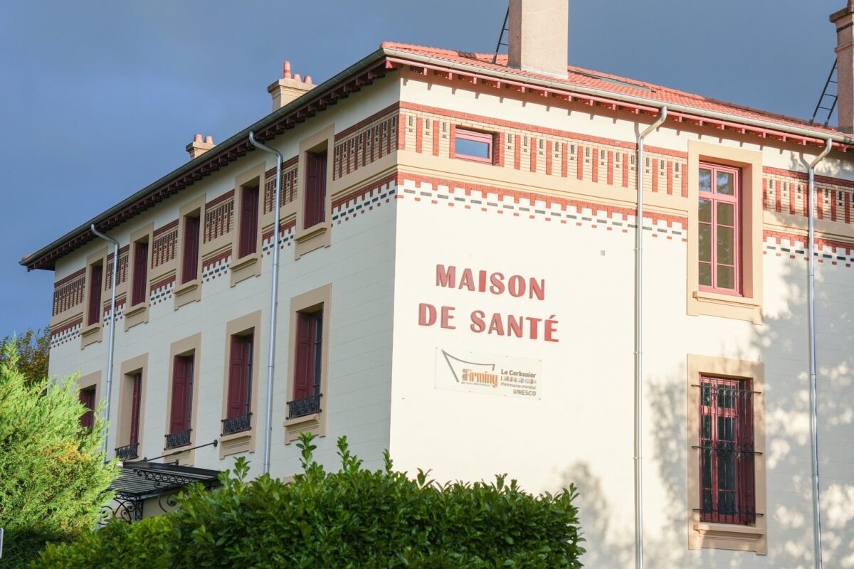 Фирмини: Регион Овернь — Рона — Альпы инвестирует в борьбу с нехваткой врачей