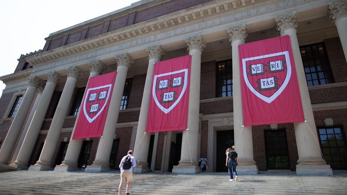 Bilhões congelados: Juiz pressiona Trump em disputa sobre fundos de Harvard