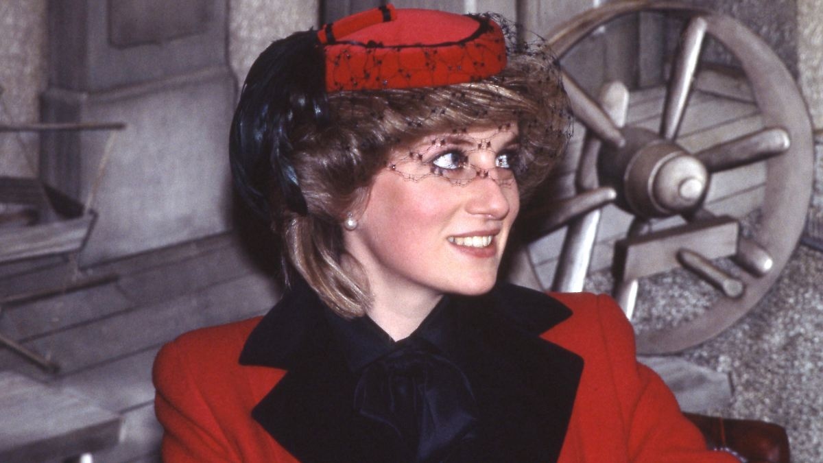 Usando touca de natação na piscina: irmão da princesa Diana compartilha foto de infância até então desconhecida