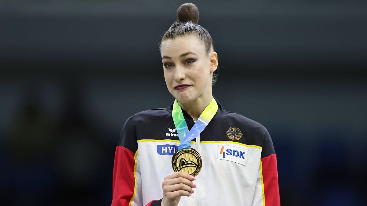 Embarrassing blunder at award ceremony: Wrong "Germany" anthem only briefly mars Varfolomeev's World Cup show