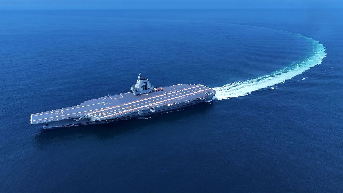 Exercise without "specific objective": New Chinese aircraft carrier crosses Taiwan Strait