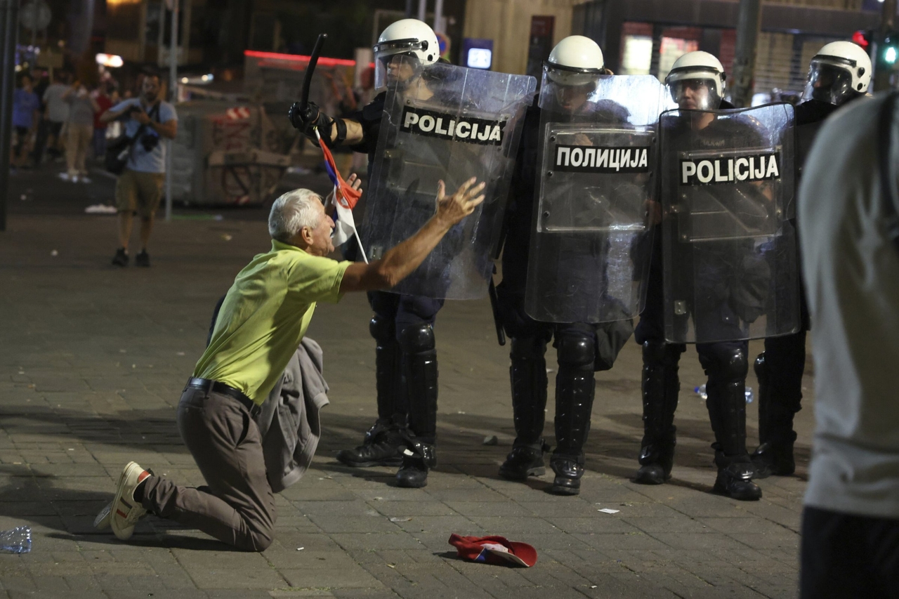 Serbia | Arrests and injuries at mass protest in Belgrade