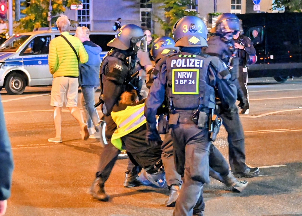 Manifestação anti-guerra | Cordão policial de Colônia: "Um ponto de virada e pura vingança"