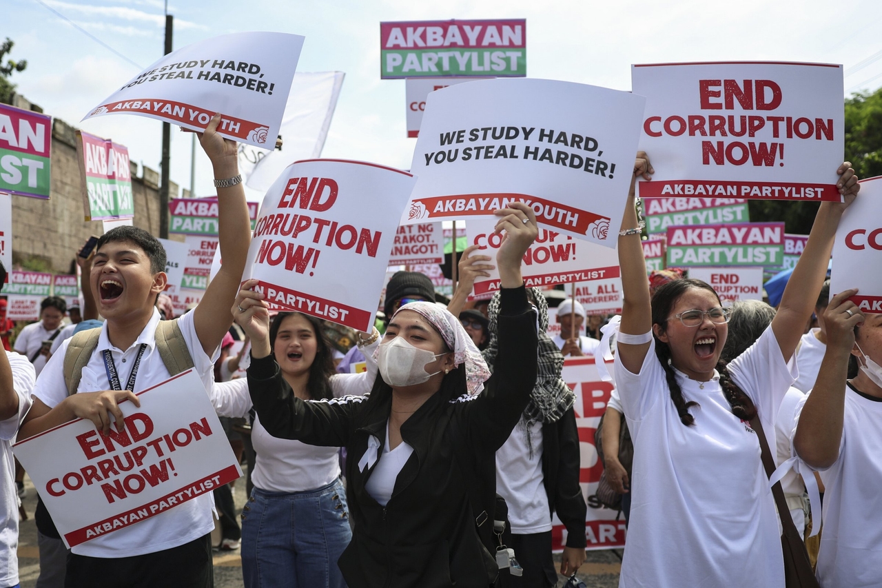 Sudeste Asiático | Filipinas: Protestos em massa contra a corrupção no auxílio às vítimas de enchentes