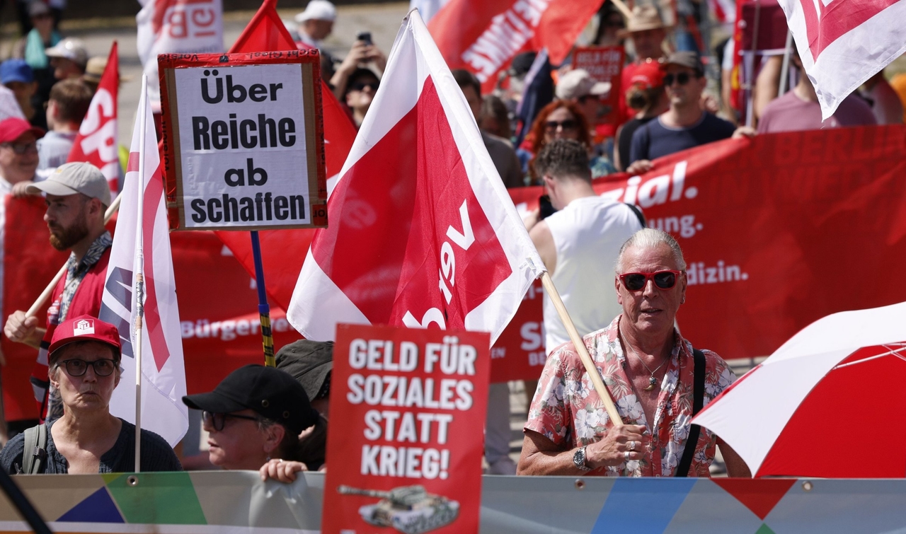 Proteste | Breites Bündnis demonstriert gegen Sozialstaatsreformen