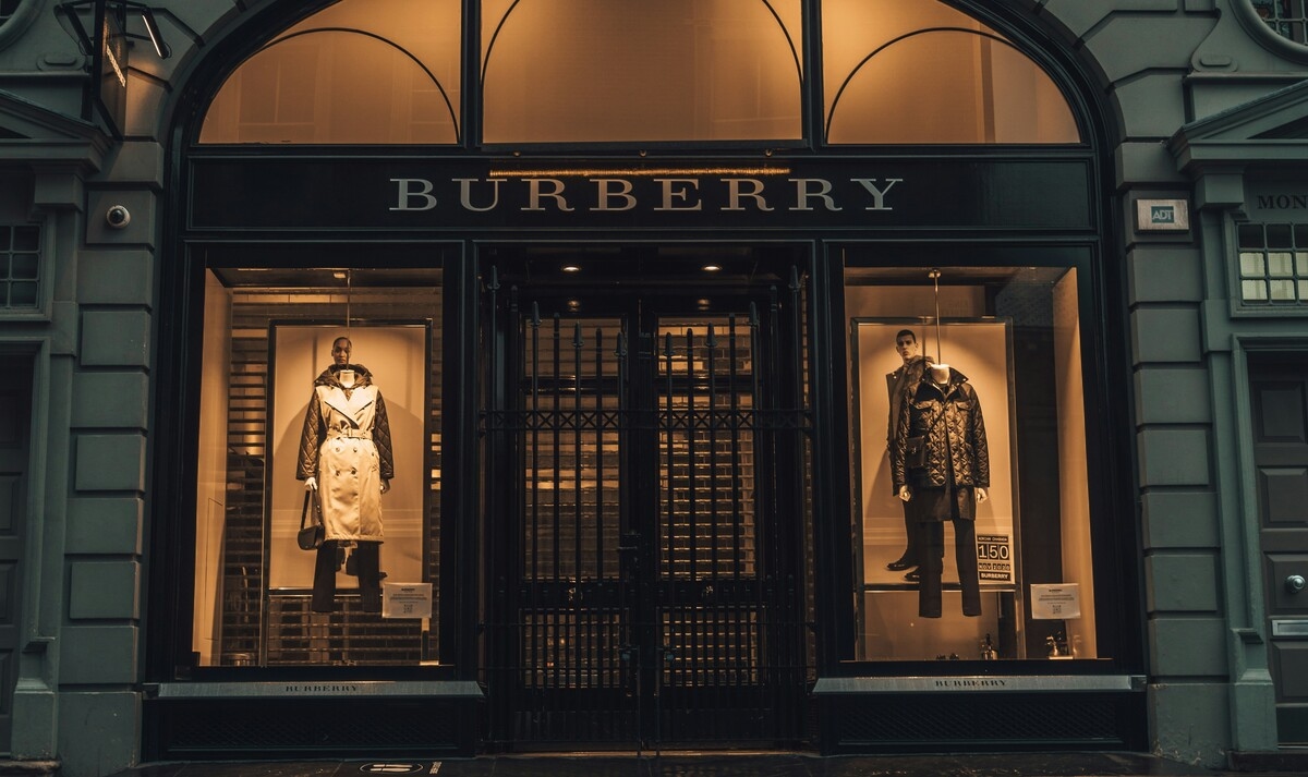 Burberry-Pleite, Bilanzen in den roten Zahlen: 1.700 Arbeiter von Entlassung bedroht