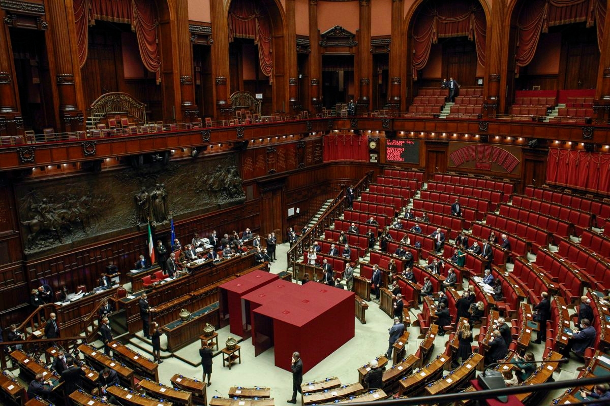 Bütçe Yasası Çatışması: CGIL (İtalyan Genel Emek Konfederasyonu) 12 Aralık'ta genel grev ilan ederken Meloni şaka yapıyor.