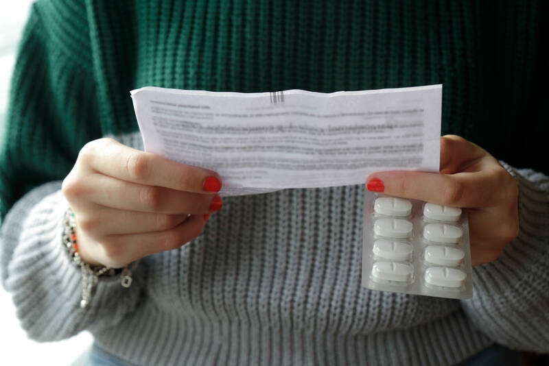Análise de medicamentos: quando o medo se transforma em não adesão