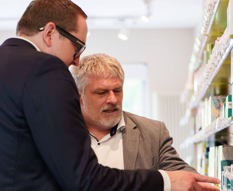Un député de la CDU visite une pharmacie : « L'engagement est impressionnant »