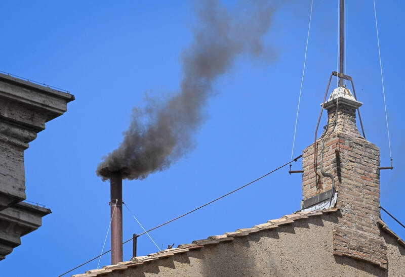 Pirotecnica in Vaticano: la chimica dietro il fumo bianco e nero