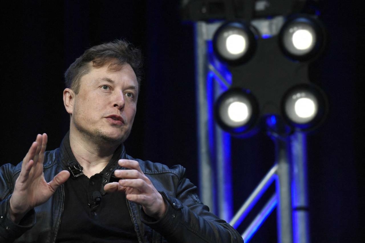 Grok: l'intelligenza artificiale di Elon Musk ha creato immagini di donne nude a loro insaputa