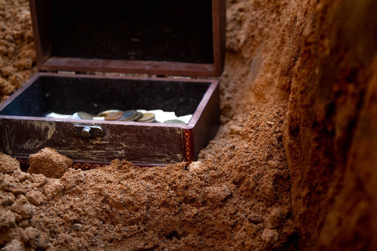 Two hikers discover a box containing hundreds of 19th-century gold coins