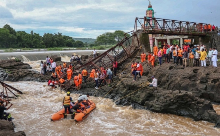 Indien: Vier Menschen wurden getötet, 51 wurden beim Bau der alten Urushio-Brücke in der Nähe von Puni beschädigt