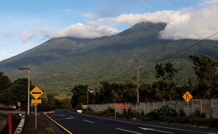 Se completa la erupción del volcán de Fuego cerca de Guatemala, después de aproximadamente 30 septi