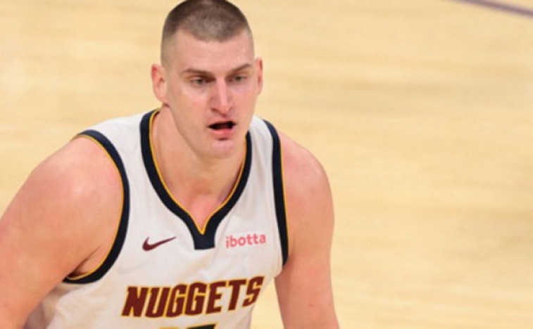 Srpsky Kosharkas Nikola Jokiћ is een speler in de Western Conference van de NBA League