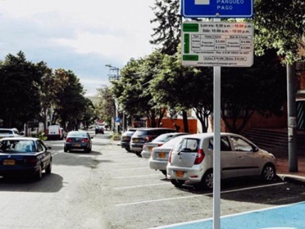 Flypass und Gopass ermöglichen die digitale Bezahlung kostenpflichtiger Parkzonen in Bogotá.