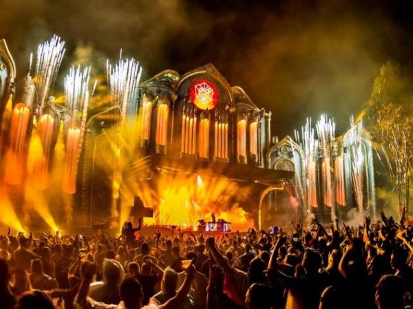 Tomorrowland, milyonlarca dolarlık cezanın ardından yeniden kullanılabilir, akıllı bardakları tercih ediyor