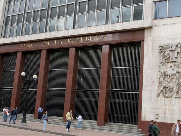 Petro arremete contra Banrep: ‘está llevando la economía al vampirismo financiero’