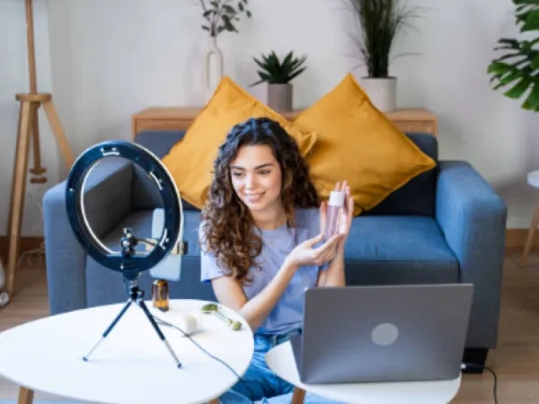 Ecco come sarebbero gli influencer nel 2050, influenzati dall'uso eccessivo dei dispositivi.