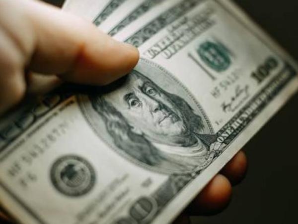 Der Dollar schloss die Woche mit einem Anstieg und erneut über 4.100 Pesos.