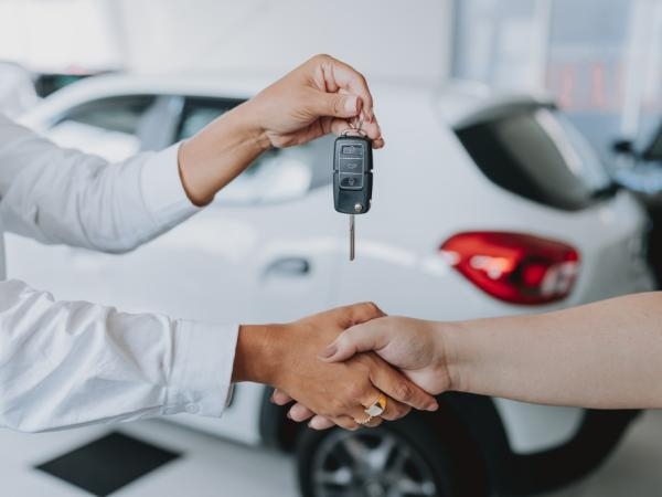 Qualität oder Preis? Was Kolumbianer laut KI beim Autokauf wählen