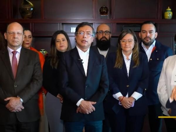 O presidente Petro pediu ao Senado que votasse novamente no referendo.