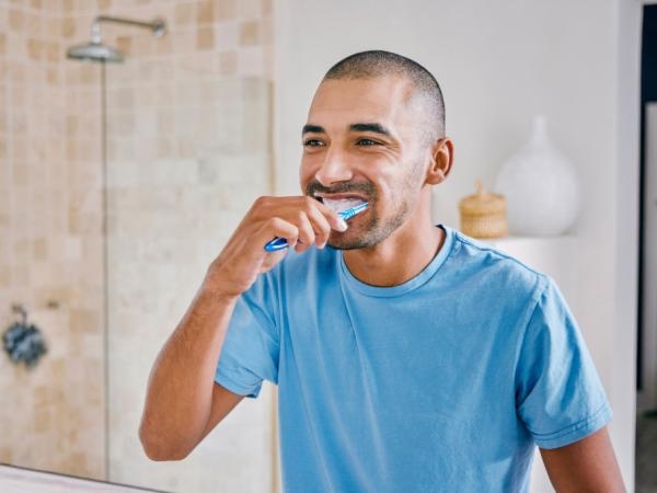 Lavarse los dientes con aceite de coco: ¿sirve y los blanquea? Expertos responden