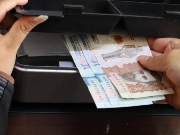 Qual è lo stipendio ideale per vivere a Medellín senza stress alla fine del mese, secondo AI?