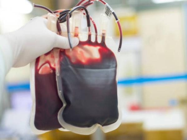 Um möglichen Engpässen entgegenzuwirken, stellen sie künstliches Blut her, das für alle Gruppen kompatibel ist