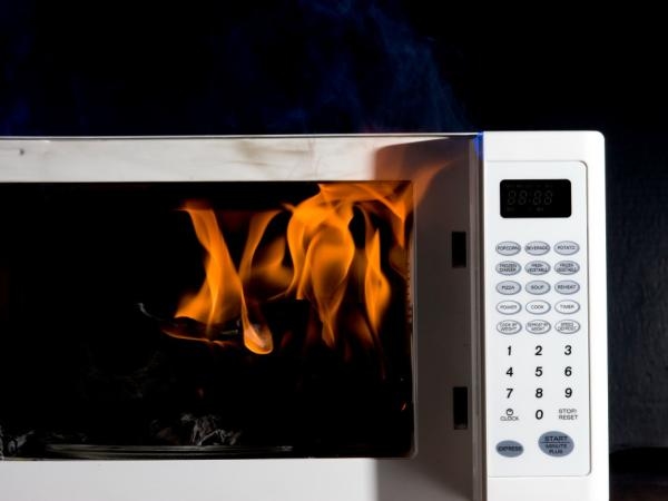 Kein Feuer machen: Diese Gegenstände sind für die Mikrowelle verboten