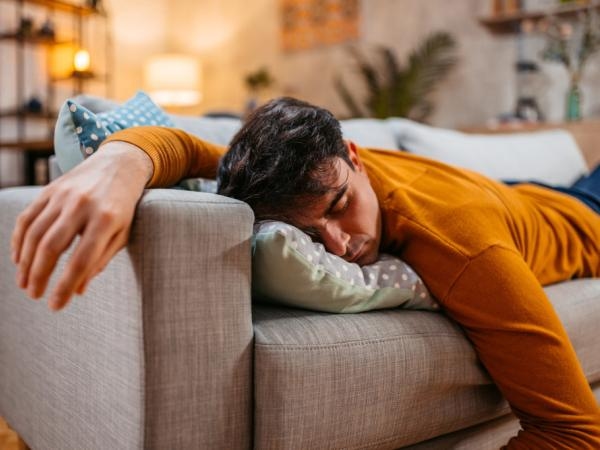 ¿Qué significa que una persona se quede dormida en el sofá, según la psicología?