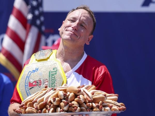 Imbattibile? Il "re degli hot dog" ne divora 70 in 10 minuti.