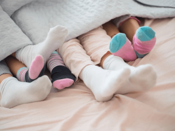 Qué significa que alguien se duerma con calcetines, según la psicología