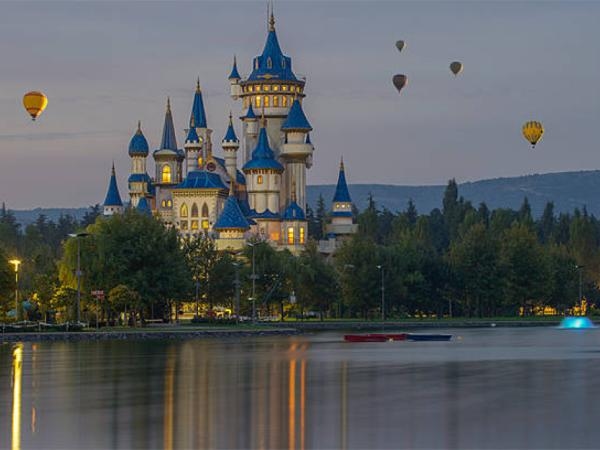 Kraina Marzeń: Disneyland świętuje 70 lat rewolucji w branży parków rozrywki