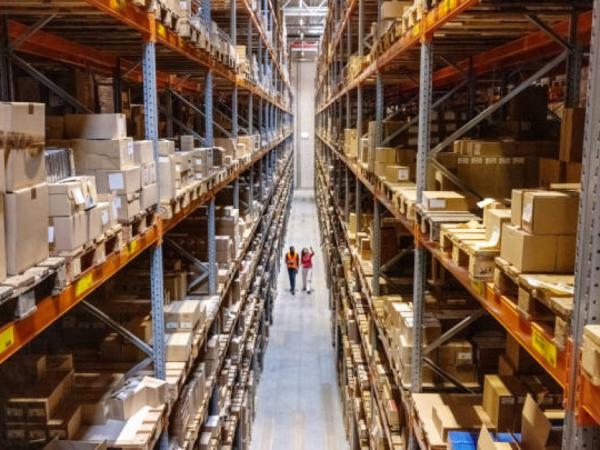 Zwischen Kisten, Erinnerungen und Logistik: Das ist die Welt des kolumbianischen Winzers.