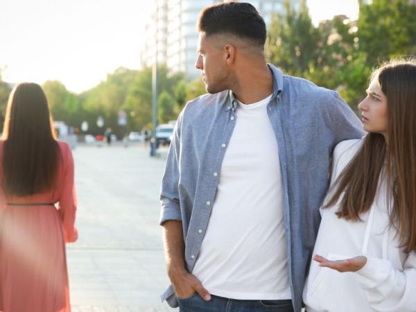 Qual è la situazione psicologica se hai un partner e ti piace un'altra persona?