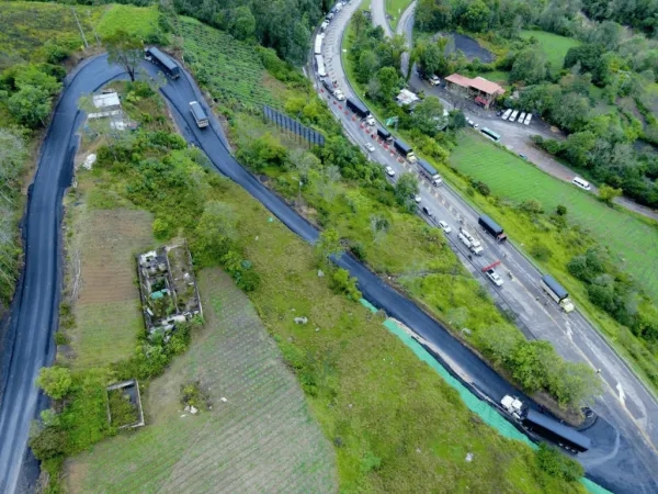 ANI, Bogota-Villavicencio otoyolunun tıkanıklığını açarken eski çevre yolunu da açıyor.